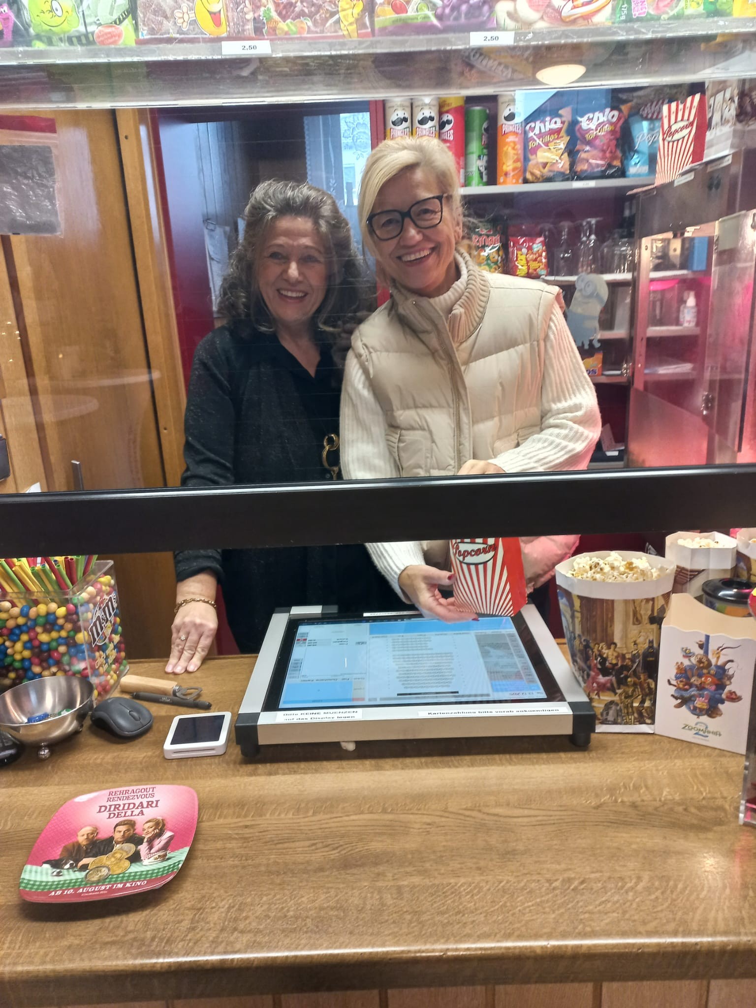 Antje Bezold und Ilse Dölle bei der Popcorn-Ausgabe