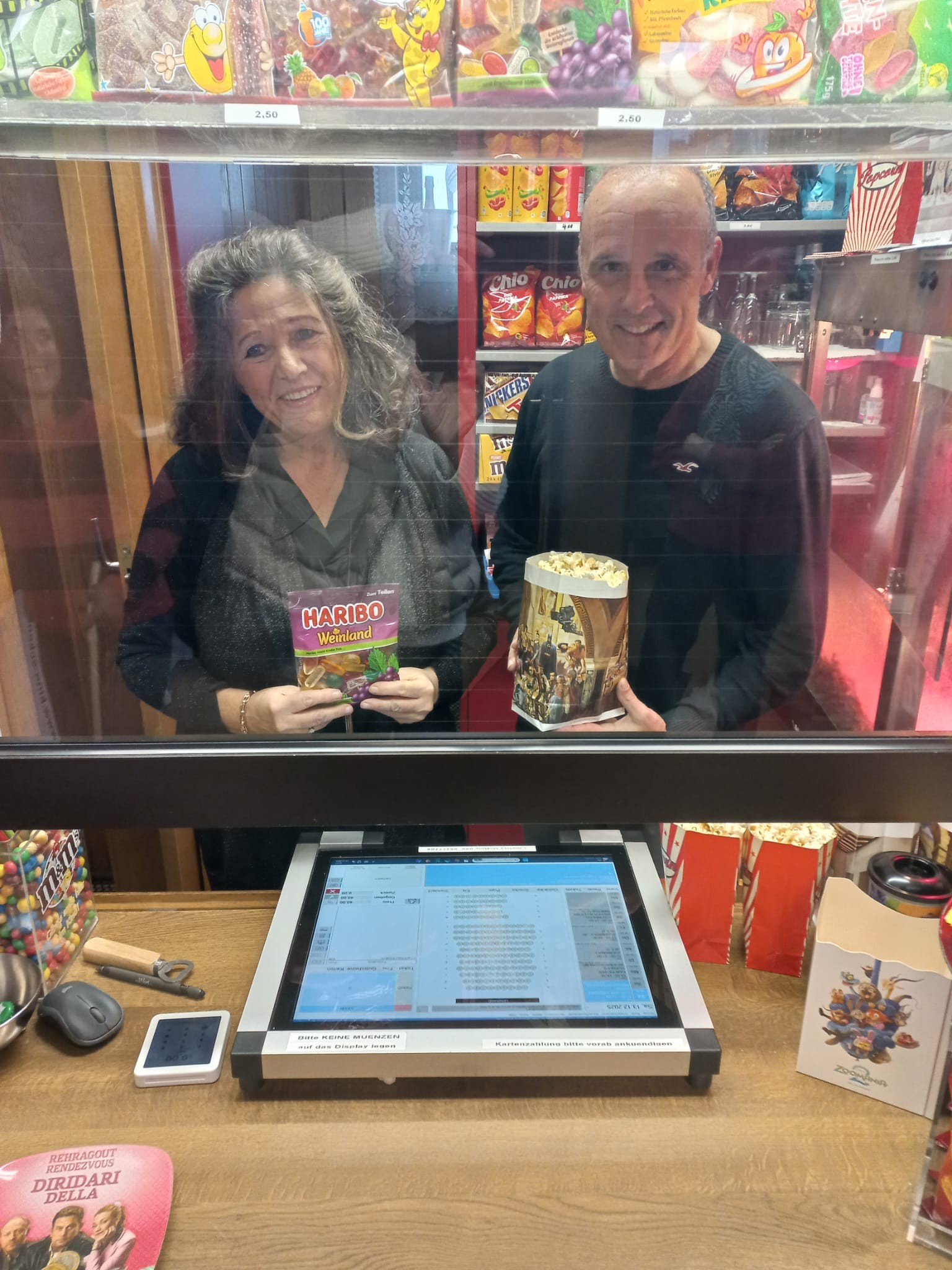 Antje Bezold und Felix Zosel bei der Popcorn-Ausgabe