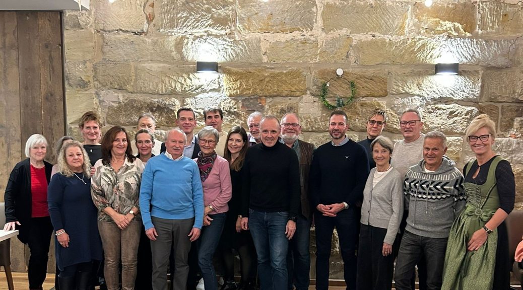 UBE Mitglieder stehen versammelt vor einer Steinmauer der Gaststätte. Jahresabschlussfeier am 14.12.2025