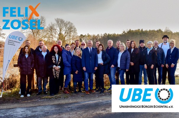 Gruppenfoto der 24 Kandidatinnen und Kandidaten der UBE vor dem Schneiderweiher in Eckenhaid.