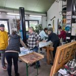 Die Kandidatinnen und Kandidaten kleben fleißig die Plakate für die Kommunalwahl am 8. März