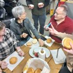 Stärkung mit belegten Brötchen beim Plakatekleben