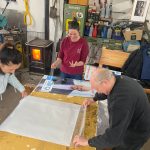 Die Kandidatinnen und Kandidaten kleben fleißig die Plakate für die Kommunalwahl am 8. März