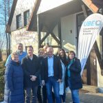 Felix Zosel und die Kandidatinnen und Kandidaten für die UBE vor dem Feuerwehrhaus Ebach/Mausgesees