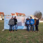 Plakate sind aufgestellt