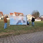 Plakate sind aufgestellt