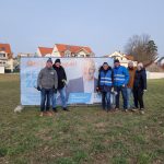 Plakate sind aufgestellt