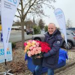 Felix Zosel verteilt Rosen auf dem Blauen Sofa